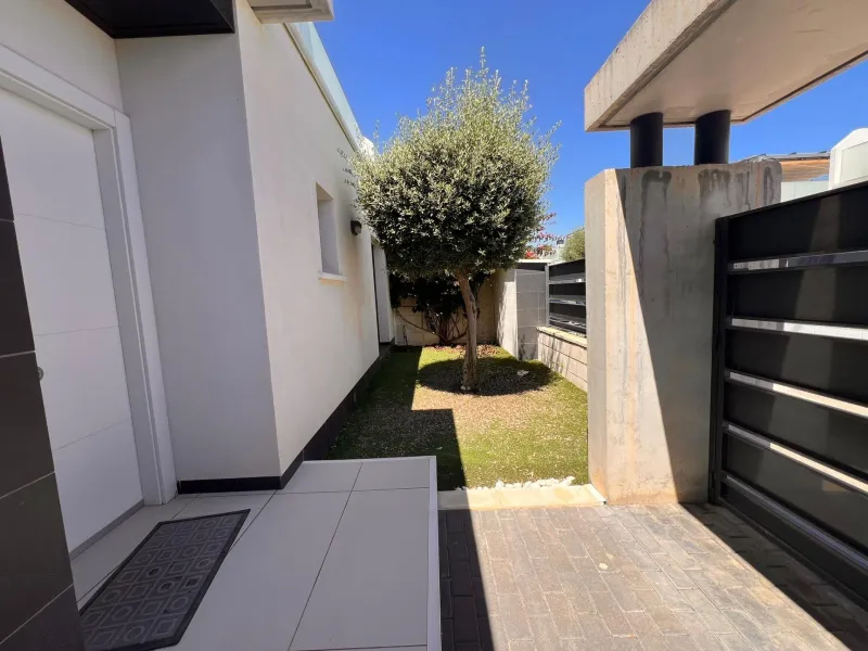 Modern Semi-New Villa with Private Pool in Altos de Cabo Roig