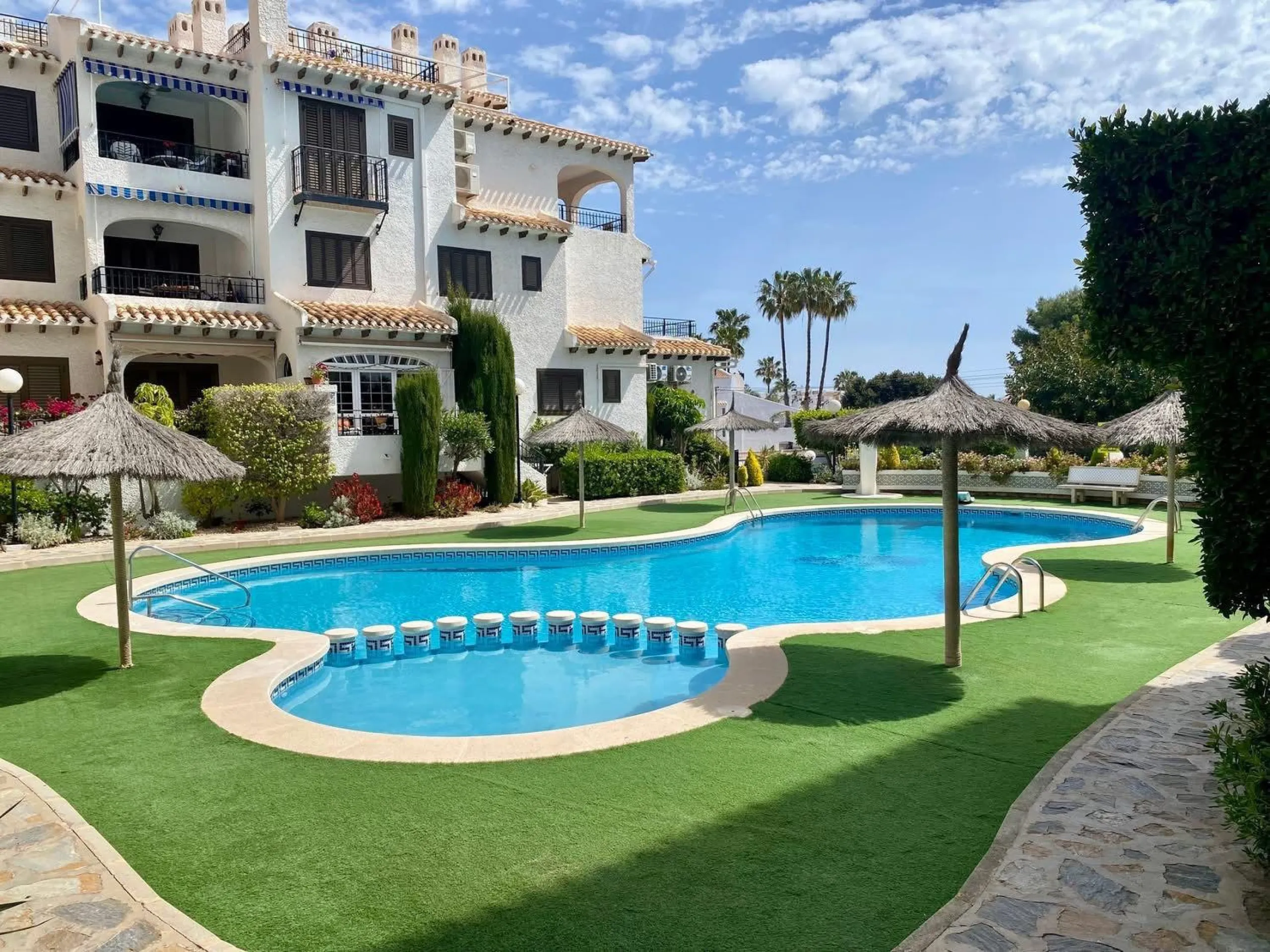 APARTAMENTO MEDITERRÁNEO CON GRAN TERRAZA, PISCINA Y VISTAS AL MAR EN CABO ROIG