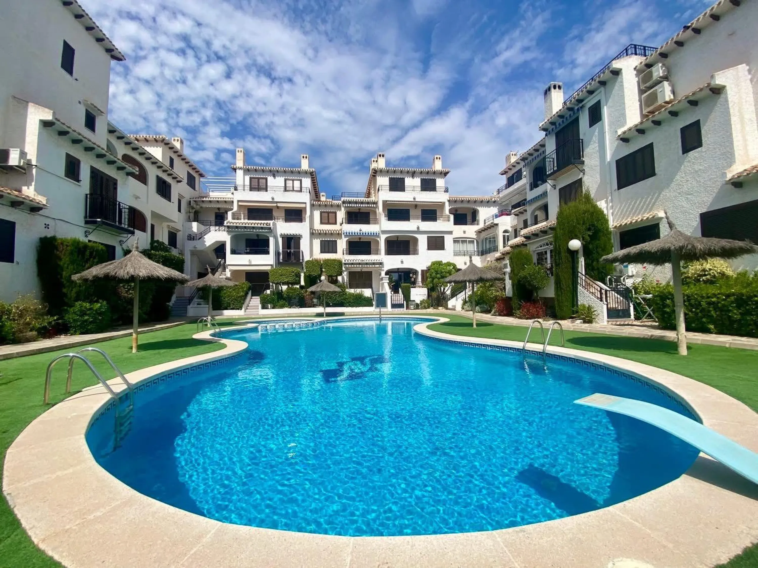 APARTAMENTO MEDITERRÁNEO CON GRAN TERRAZA, PISCINA Y VISTAS AL MAR EN CABO ROIG