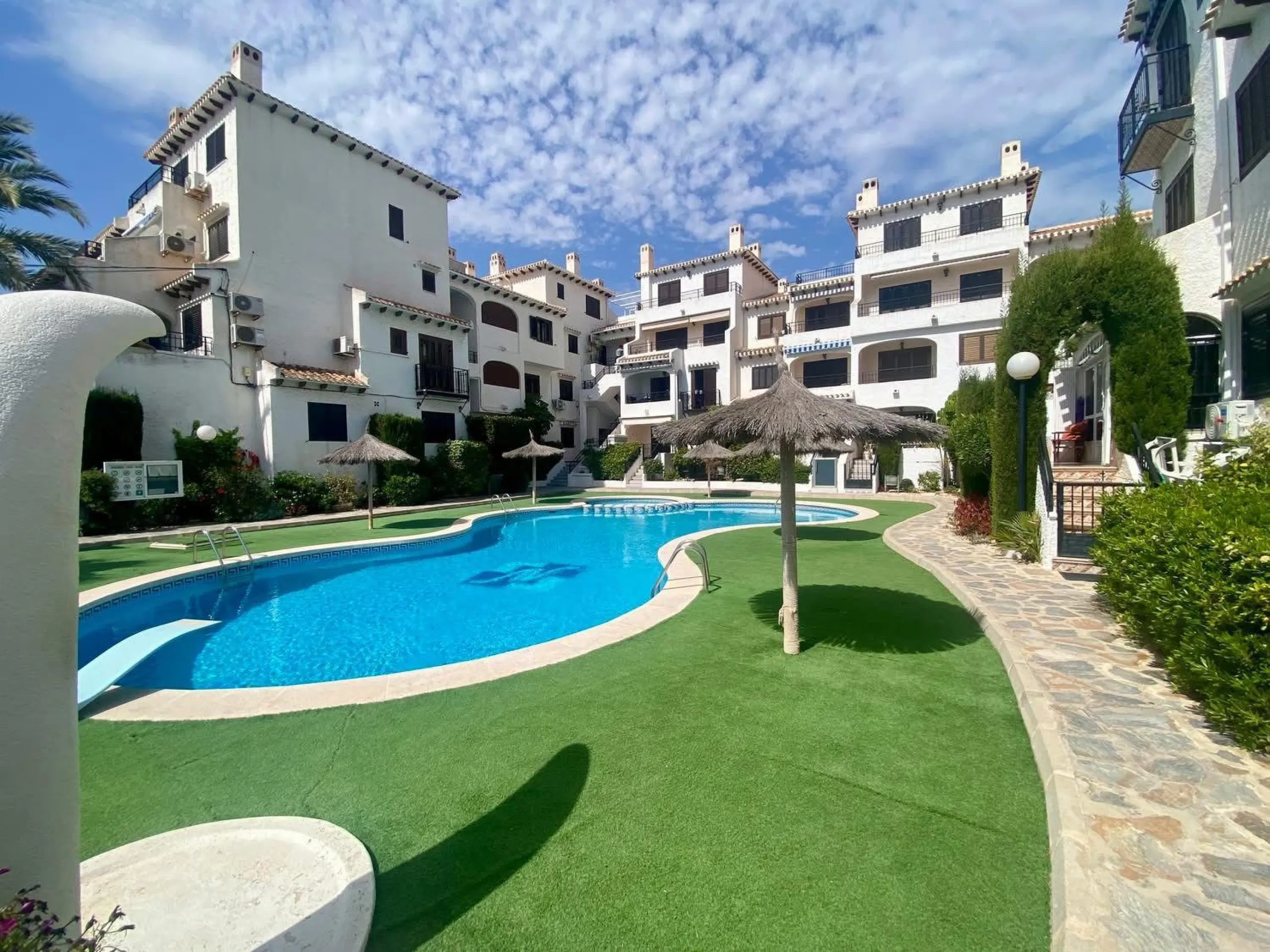 APARTAMENTO MEDITERRÁNEO CON GRAN TERRAZA, PISCINA Y VISTAS AL MAR EN CABO ROIG