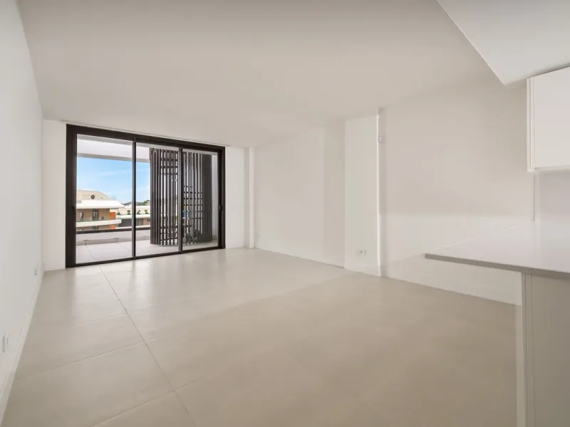 Erleben Sie modernes, minimalistisches Wohnen auf höchstem Niveau in diesem beeindruckenden Penthouse in der Reserva del Higuerón, nur 400 Meter von den herrlichen Stränden Fuengirolas entfernt