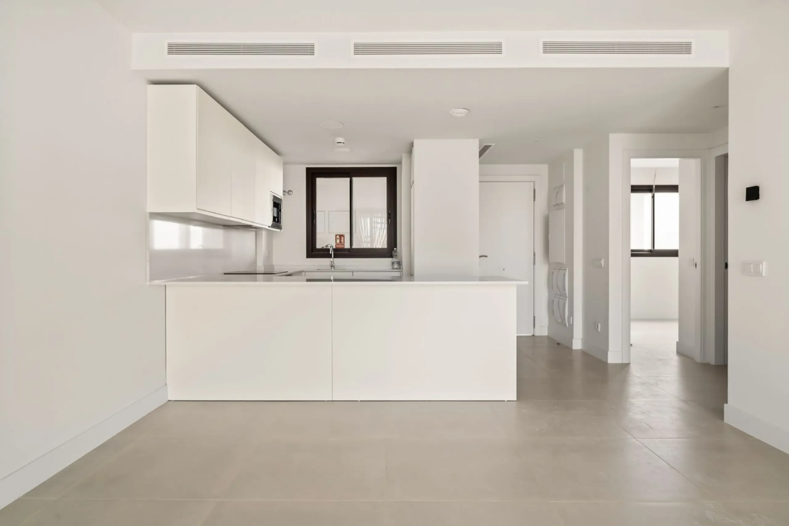 Erleben Sie modernes, minimalistisches Wohnen auf höchstem Niveau in diesem beeindruckenden Penthouse in der Reserva del Higuerón, nur 400 Meter von den herrlichen Stränden Fuengirolas entfernt
