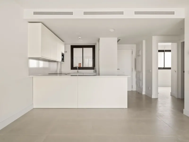 Erleben Sie modernes, minimalistisches Wohnen auf höchstem Niveau in diesem beeindruckenden Penthouse in der Reserva del Higuerón, nur 400 Meter von den herrlichen Stränden Fuengirolas entfernt