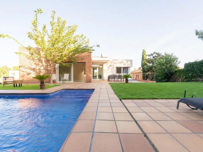High-End Contemporary Villa with Garden and Pool in Sant Cugat del Valles, Barcelona