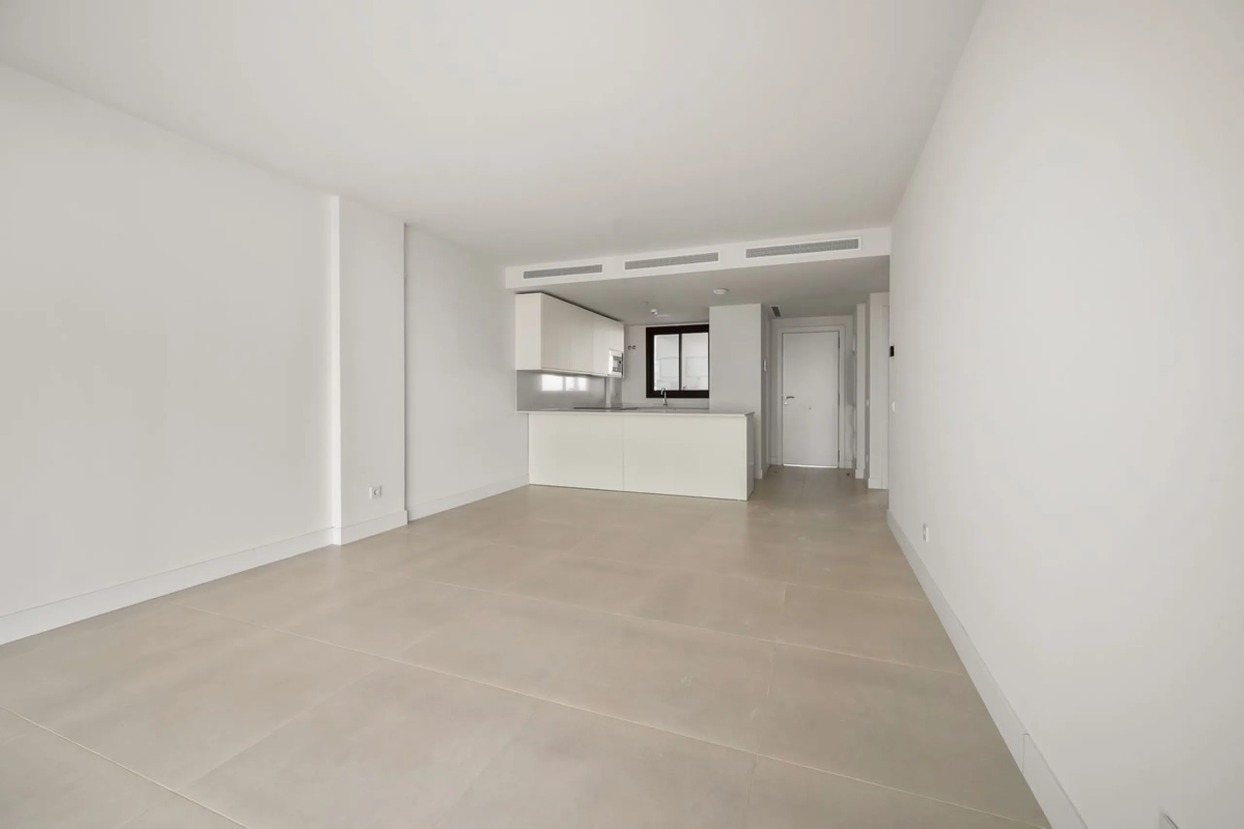 Erleben Sie modernes, minimalistisches Wohnen auf höchstem Niveau in diesem beeindruckenden Penthouse in der Reserva del Higuerón, nur 400 Meter von den herrlichen Stränden Fuengirolas entfernt