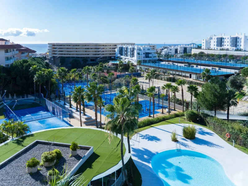 Erleben Sie modernes, minimalistisches Wohnen auf höchstem Niveau in diesem beeindruckenden Penthouse in der Reserva del Higuerón, nur 400 Meter von den herrlichen Stränden Fuengirolas entfernt