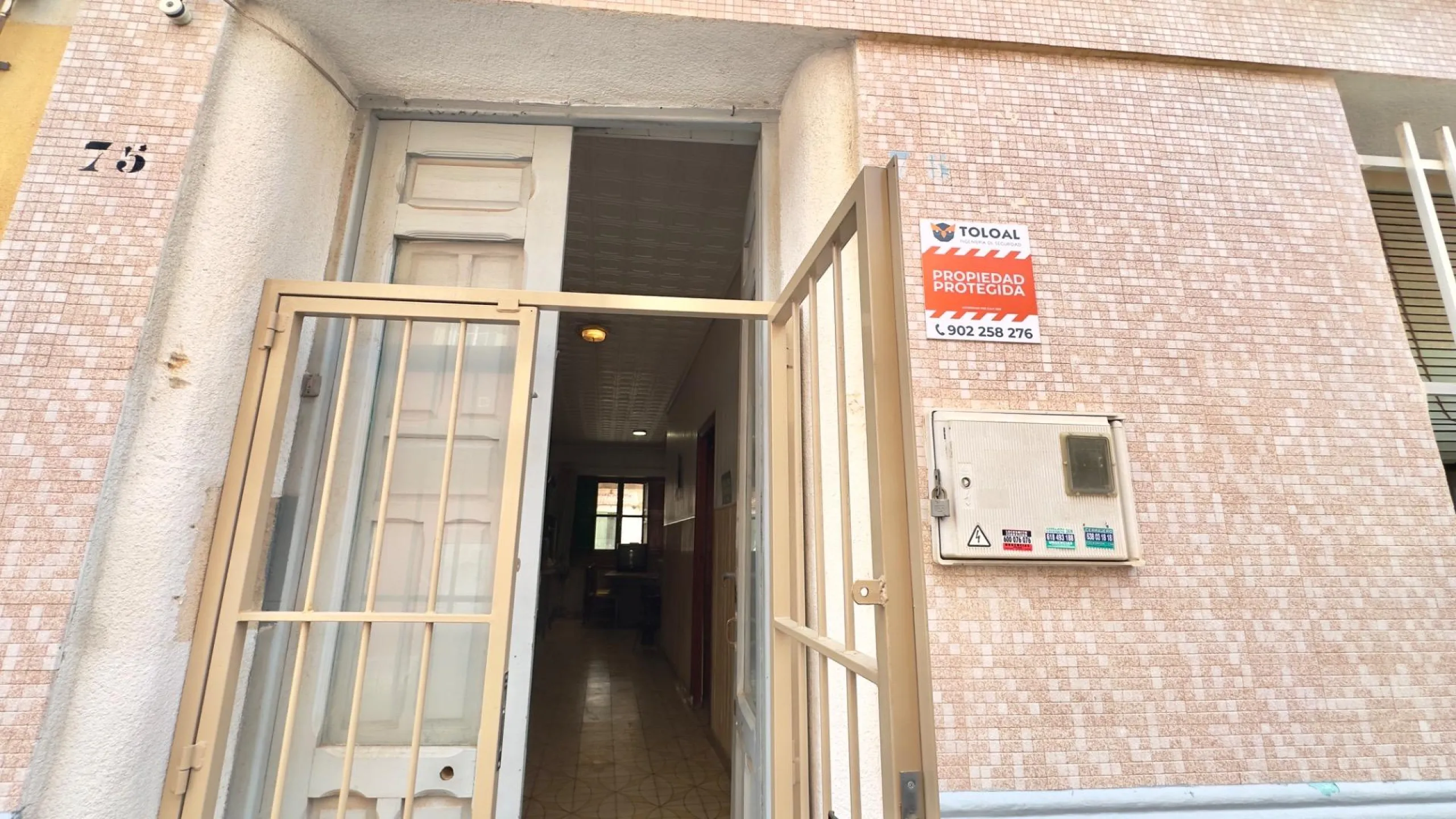 3-Bedroom Townhouse with 2 Bathrooms and a Large Patio in the Centre of Torrevieja, for Renovation