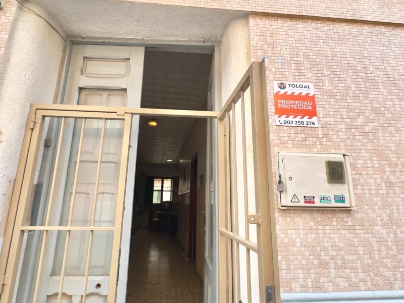3-Bedroom Townhouse with 2 Bathrooms and a Large Patio in the Centre of Torrevieja, for Renovation