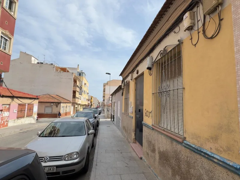 3-Bedroom Townhouse with 2 Bathrooms and a Large Patio in the Centre of Torrevieja, for Renovation
