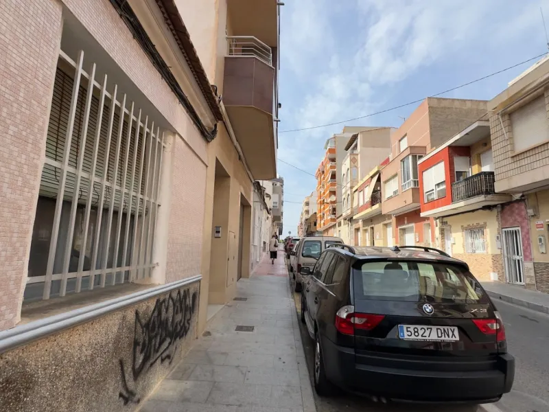 3-Bedroom Townhouse with 2 Bathrooms and a Large Patio in the Centre of Torrevieja, for Renovation