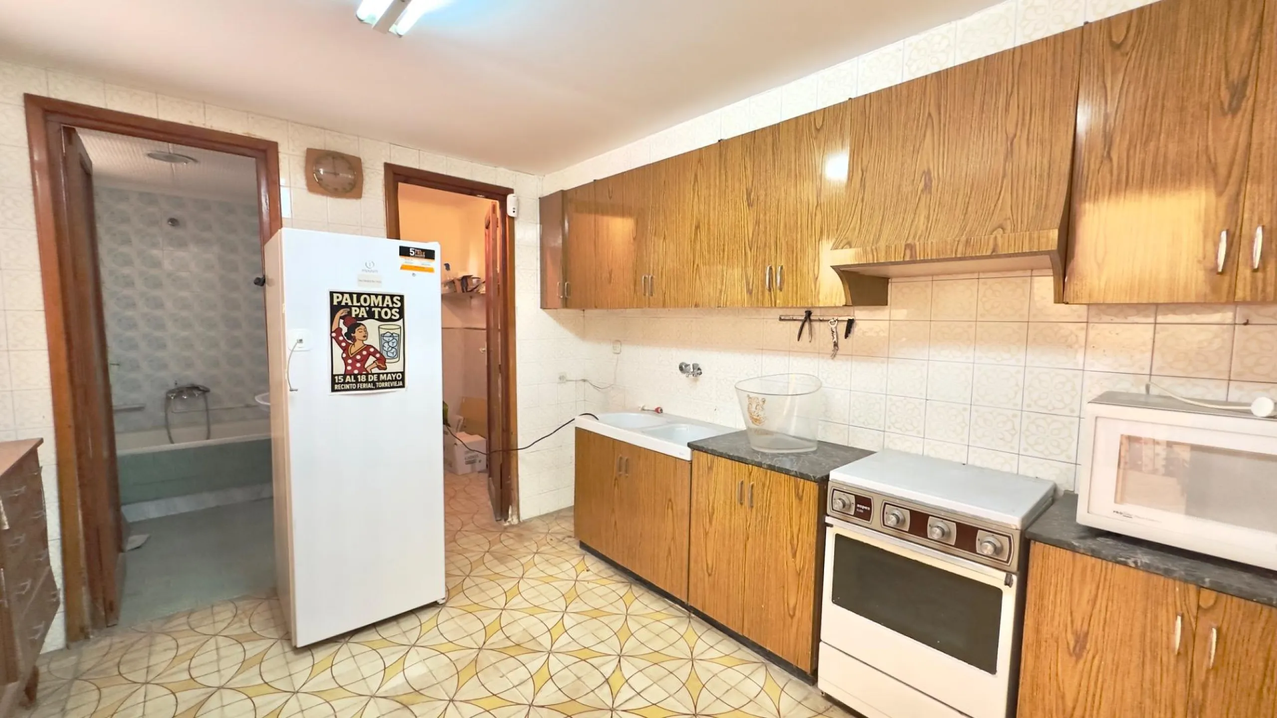 3-Bedroom Townhouse with 2 Bathrooms and a Large Patio in the Centre of Torrevieja, for Renovation