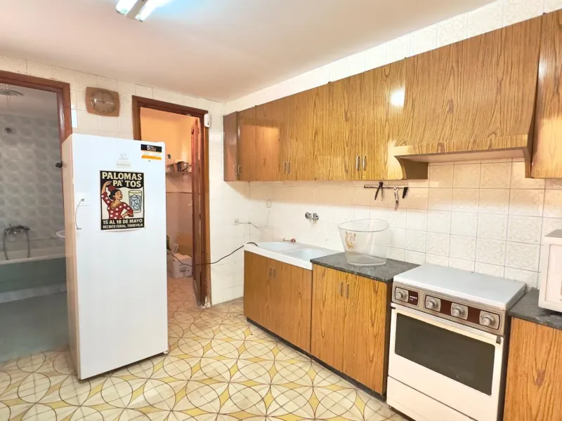 3-Bedroom Townhouse with 2 Bathrooms and a Large Patio in the Centre of Torrevieja, for Renovation
