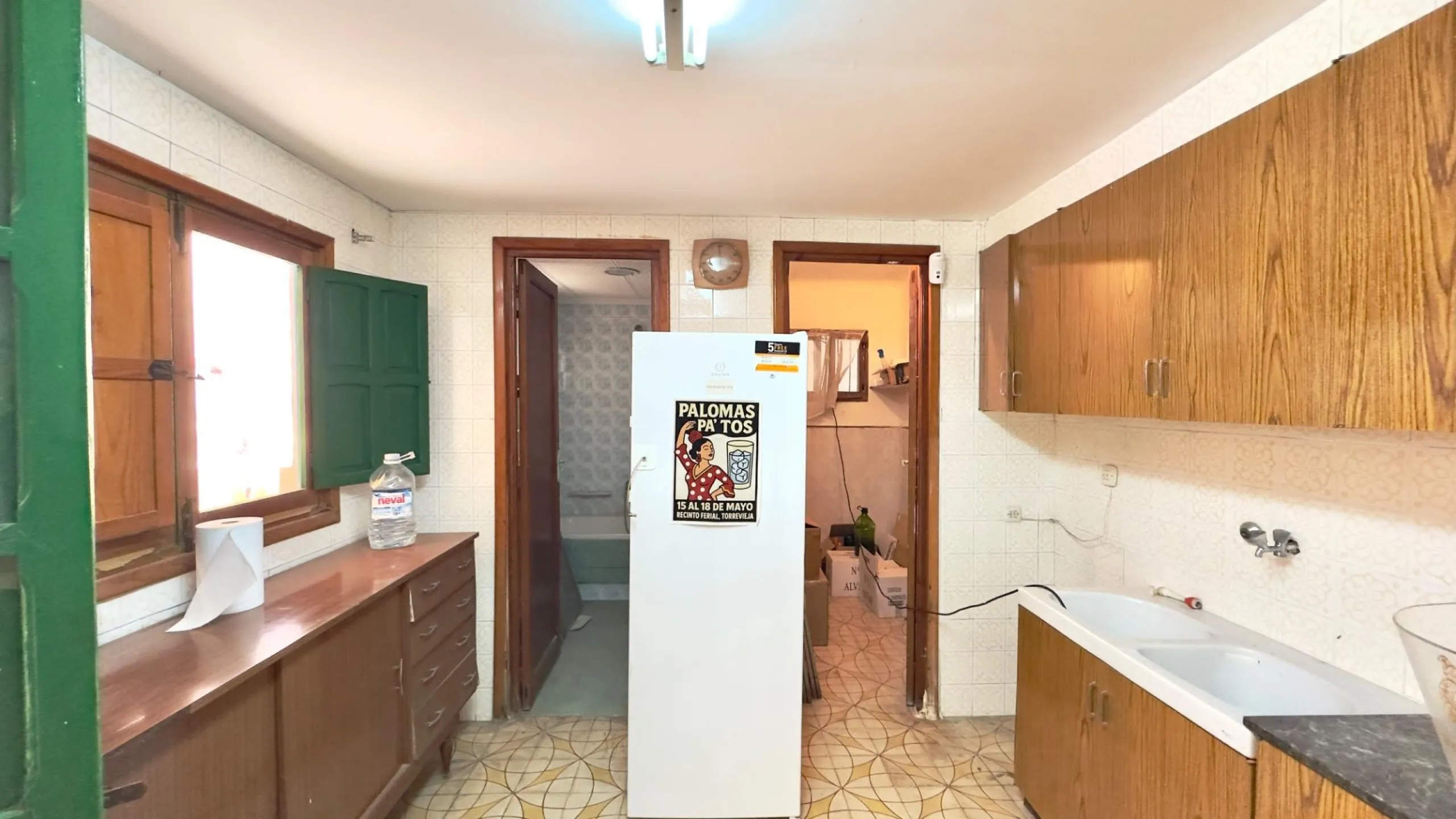 3-Bedroom Townhouse with 2 Bathrooms and a Large Patio in the Centre of Torrevieja, for Renovation
