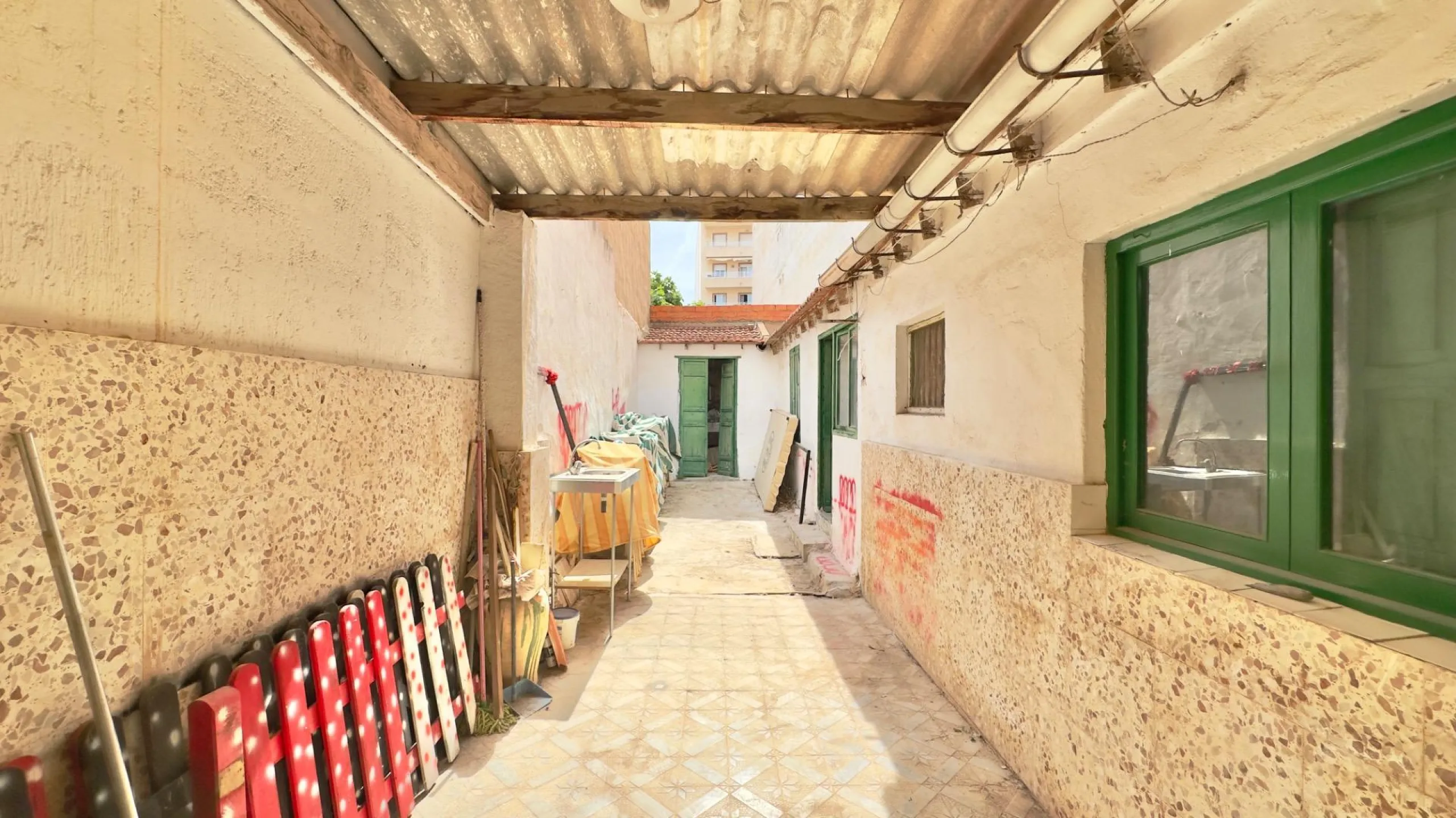 3-Bedroom Townhouse with 2 Bathrooms and a Large Patio in the Centre of Torrevieja, for Renovation