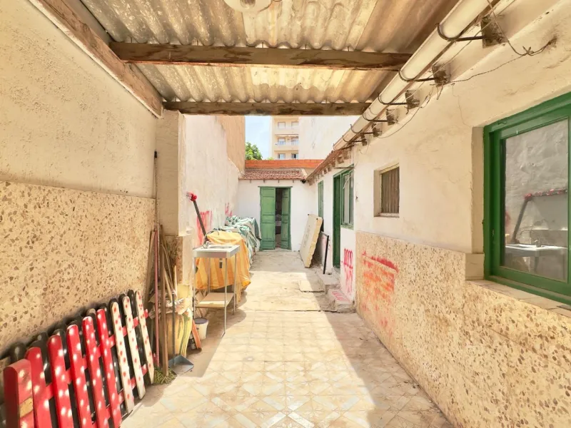 3-Bedroom Townhouse with 2 Bathrooms and a Large Patio in the Centre of Torrevieja, for Renovation