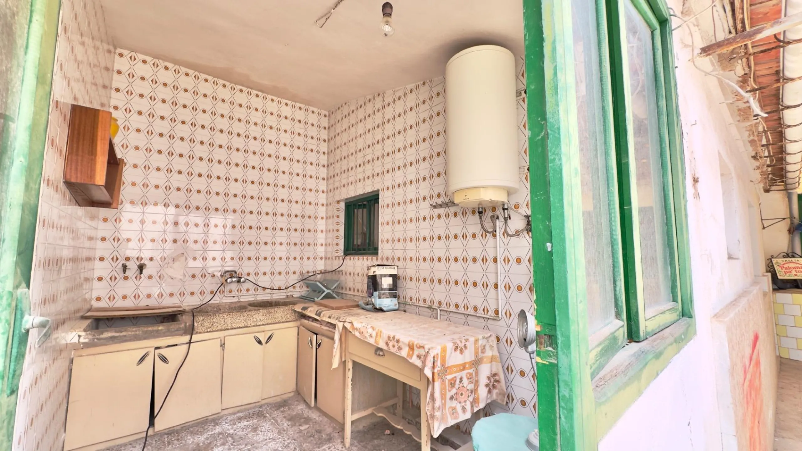 3-Bedroom Townhouse with 2 Bathrooms and a Large Patio in the Centre of Torrevieja, for Renovation