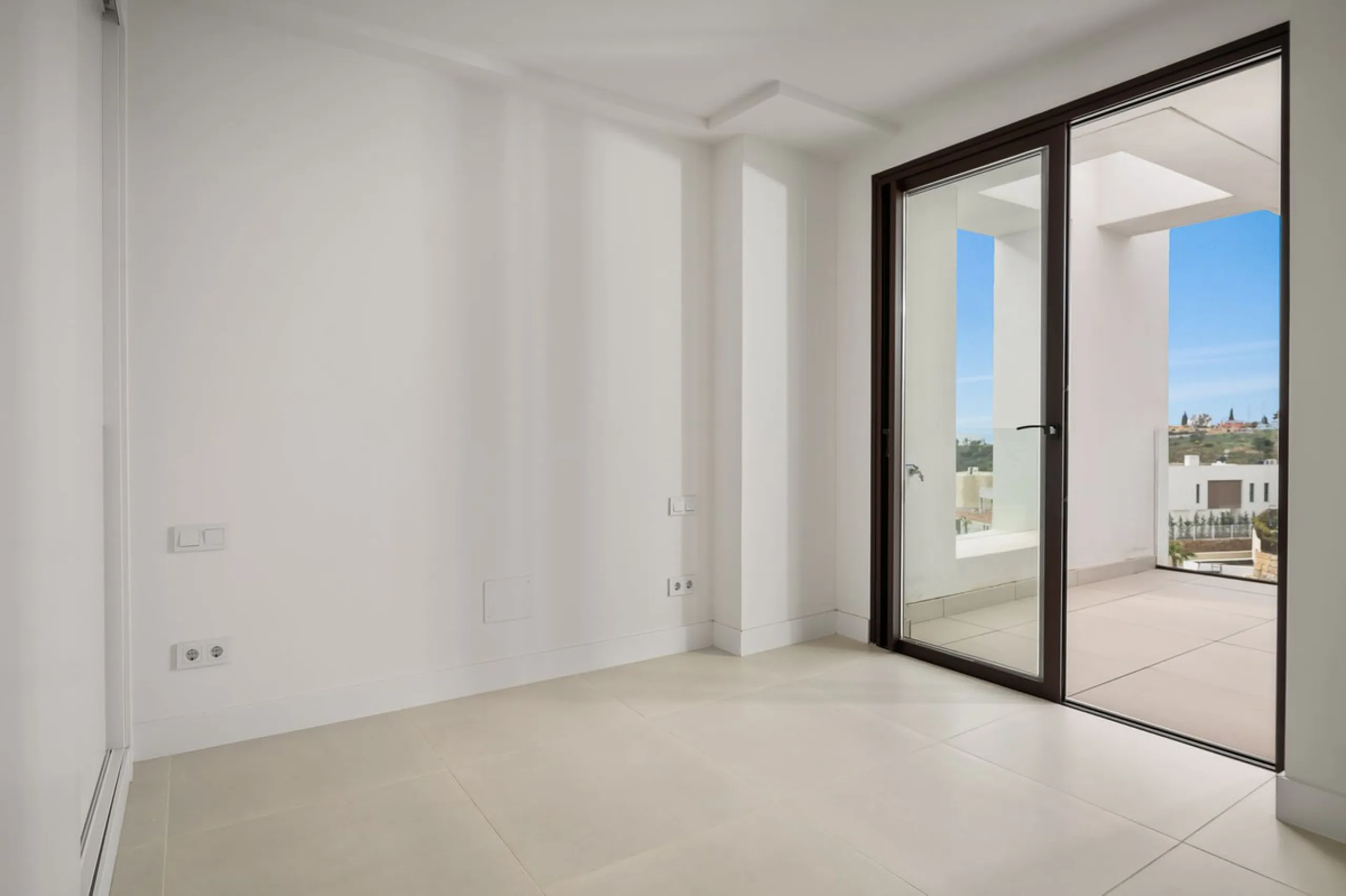 Erleben Sie modernes, minimalistisches Wohnen auf höchstem Niveau in diesem beeindruckenden Penthouse in der Reserva del Higuerón, nur 400 Meter von den herrlichen Stränden Fuengirolas entfernt