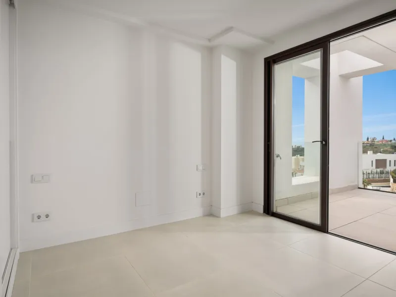 Erleben Sie modernes, minimalistisches Wohnen auf höchstem Niveau in diesem beeindruckenden Penthouse in der Reserva del Higuerón, nur 400 Meter von den herrlichen Stränden Fuengirolas entfernt