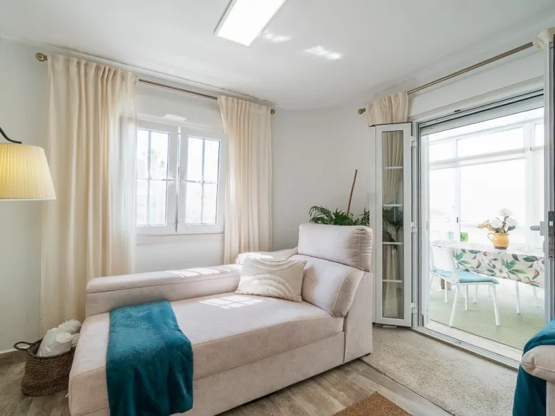 Villa independiente reformada con apartamento independiente y piscina privada en Villamartín