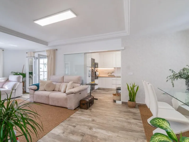 Villa independiente reformada con apartamento independiente y piscina privada en Villamartín