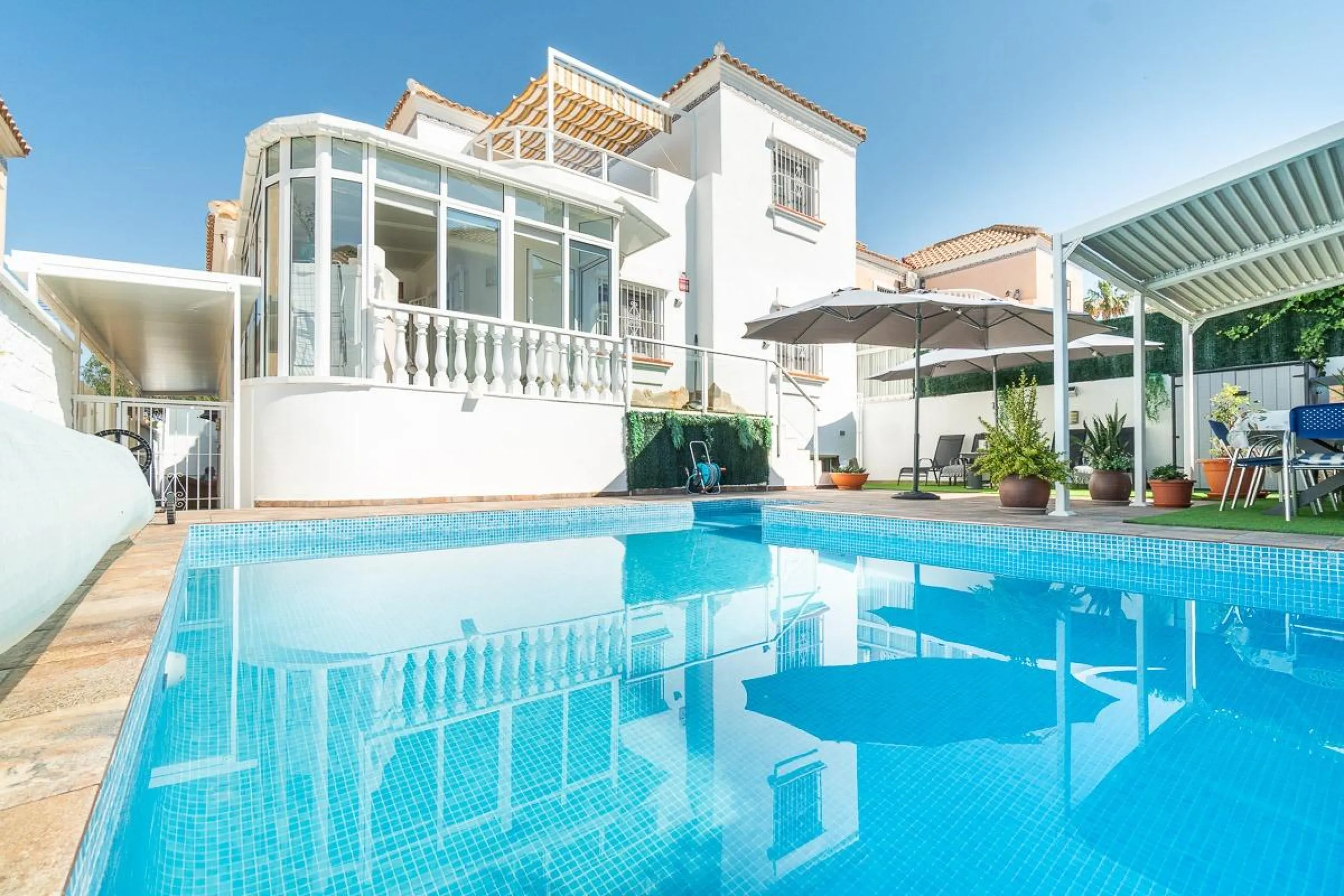 Villa independiente reformada con apartamento independiente y piscina privada en Villamartín