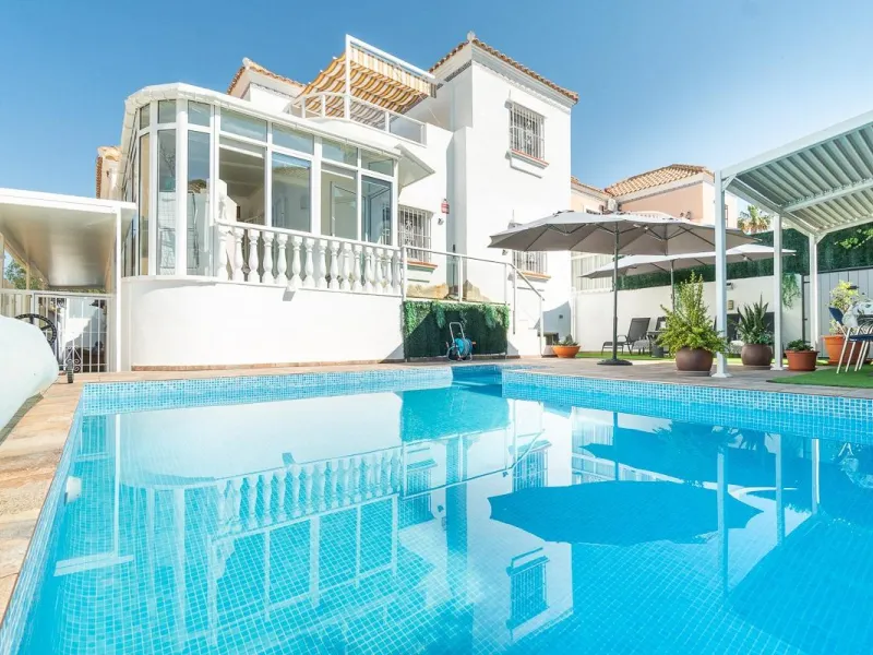Villa independiente reformada con apartamento independiente y piscina privada en Villamartín