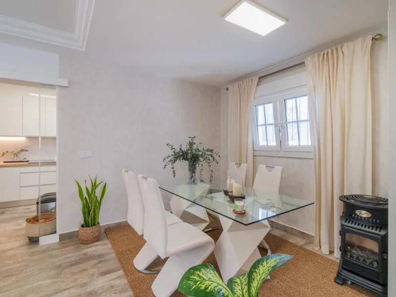Villa independiente reformada con apartamento independiente y piscina privada en Villamartín