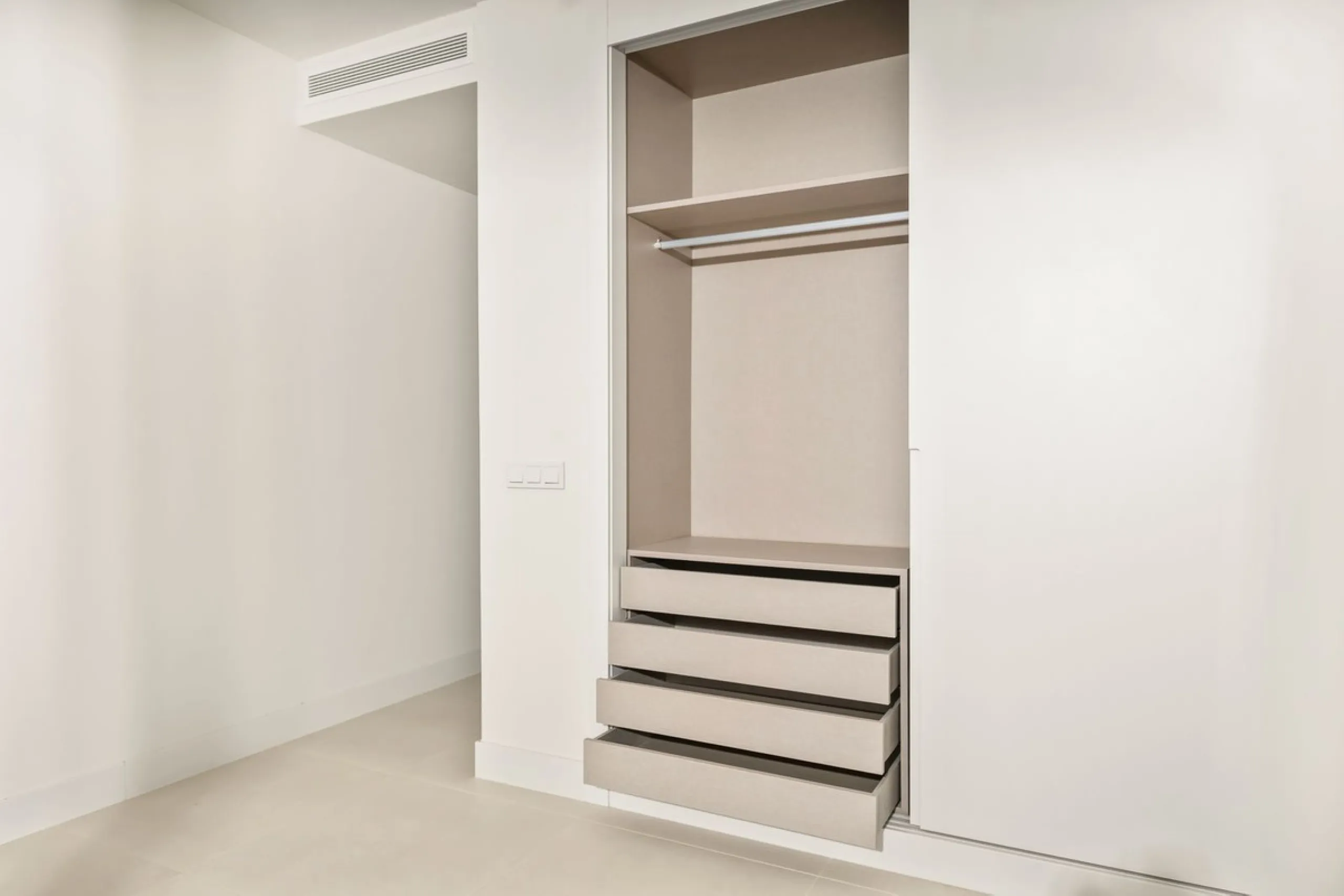 Erleben Sie modernes, minimalistisches Wohnen auf höchstem Niveau in diesem beeindruckenden Penthouse in der Reserva del Higuerón, nur 400 Meter von den herrlichen Stränden Fuengirolas entfernt