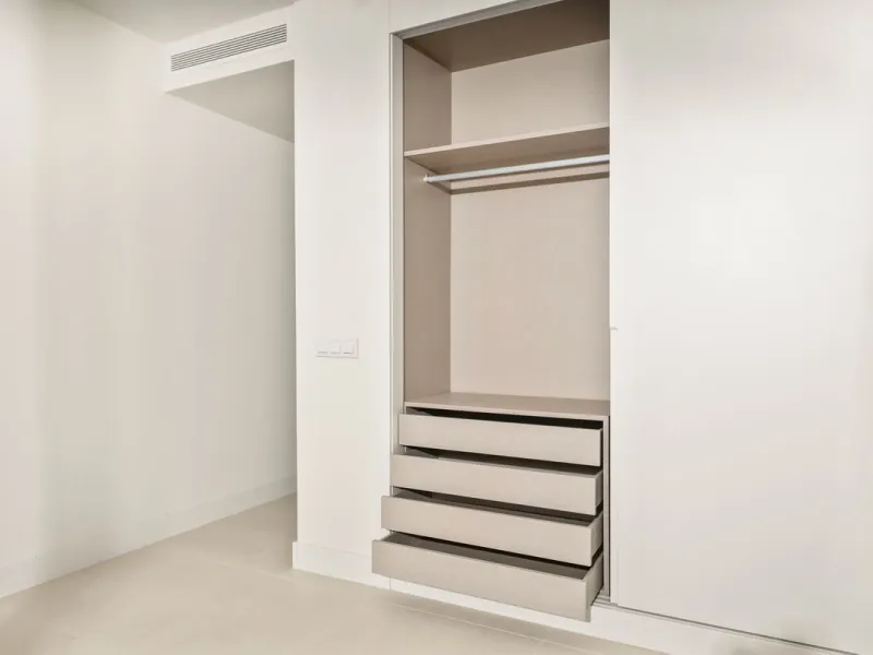Erleben Sie modernes, minimalistisches Wohnen auf höchstem Niveau in diesem beeindruckenden Penthouse in der Reserva del Higuerón, nur 400 Meter von den herrlichen Stränden Fuengirolas entfernt