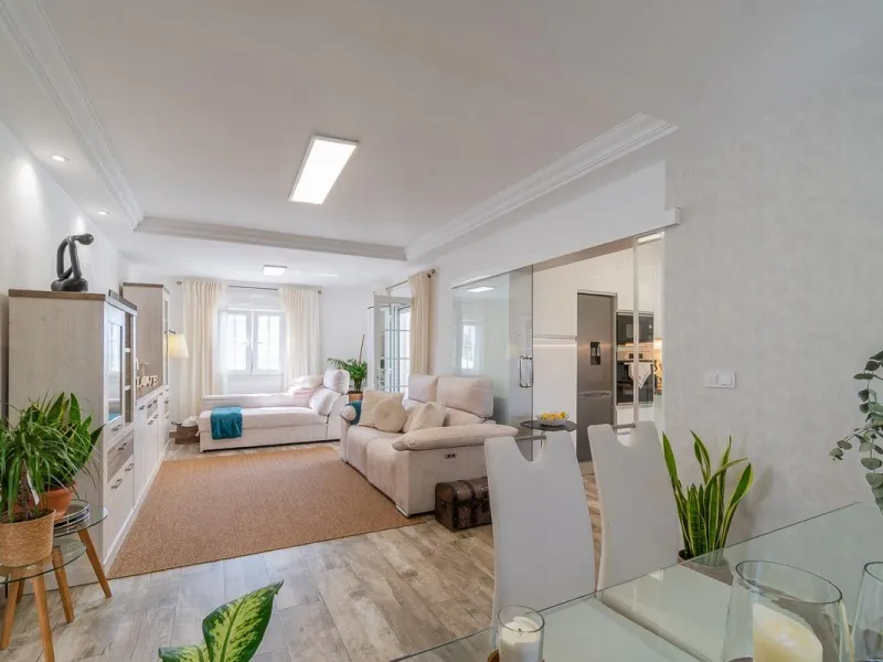Villa independiente reformada con apartamento independiente y piscina privada en Villamartín