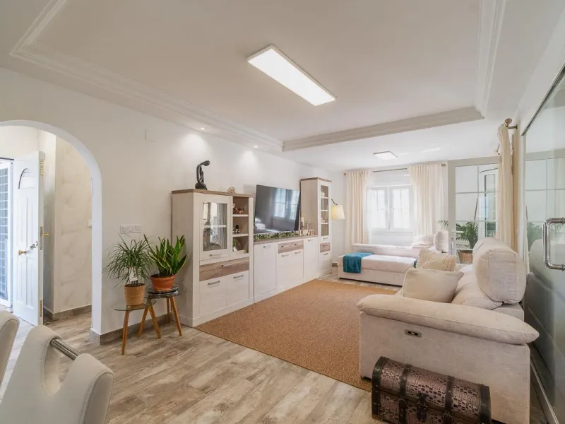 Villa independiente reformada con apartamento independiente y piscina privada en Villamartín