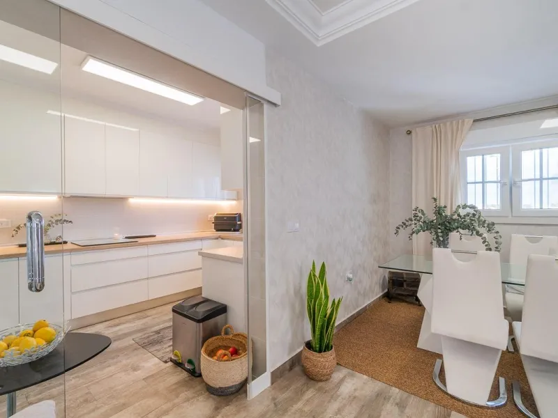 Villa independiente reformada con apartamento independiente y piscina privada en Villamartín