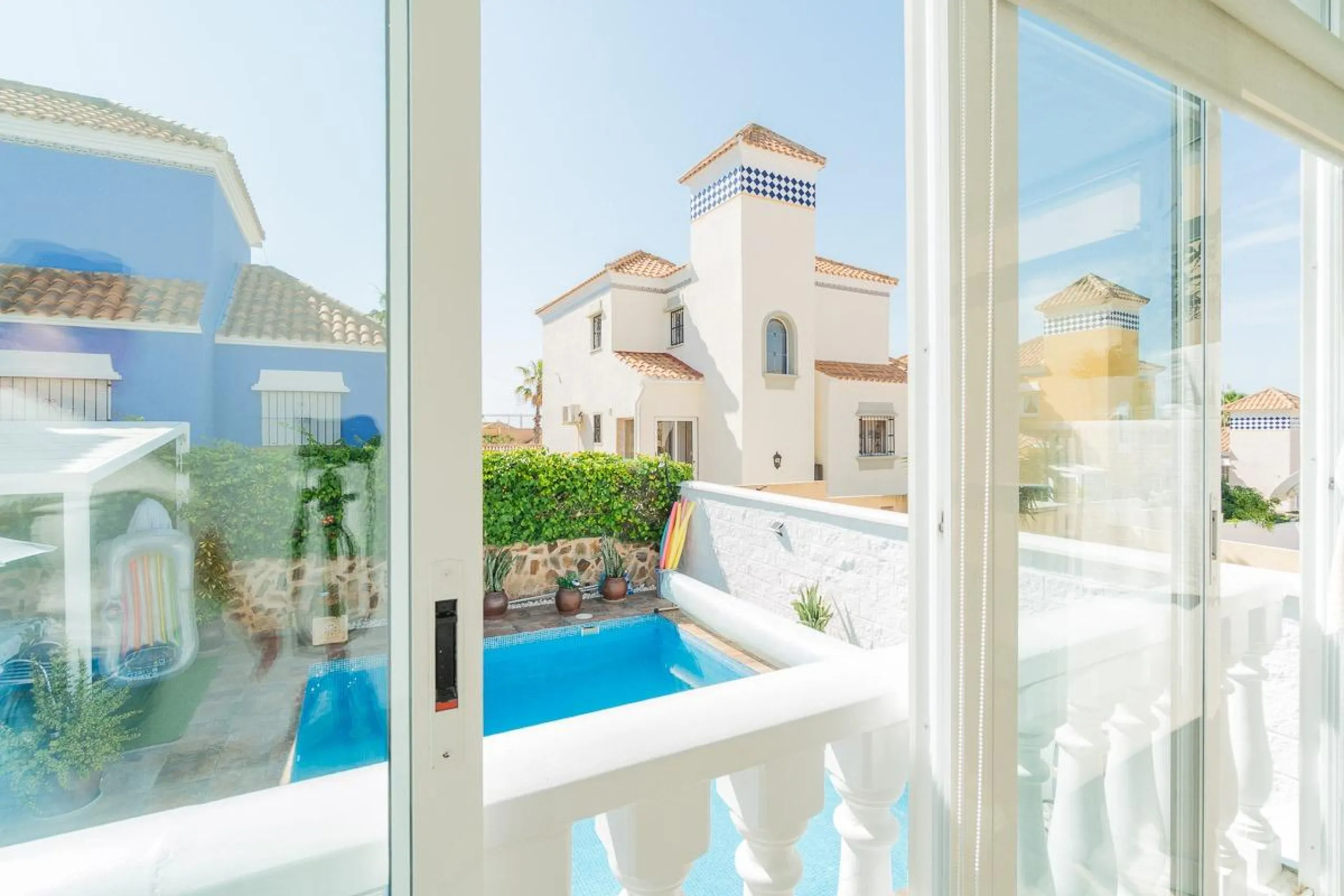 Villa independiente reformada con apartamento independiente y piscina privada en Villamartín
