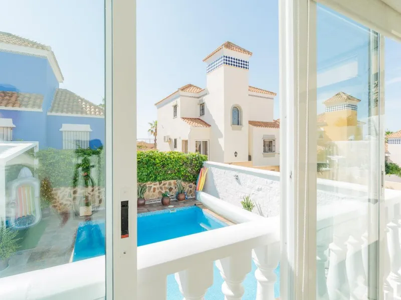 Villa independiente reformada con apartamento independiente y piscina privada en Villamartín