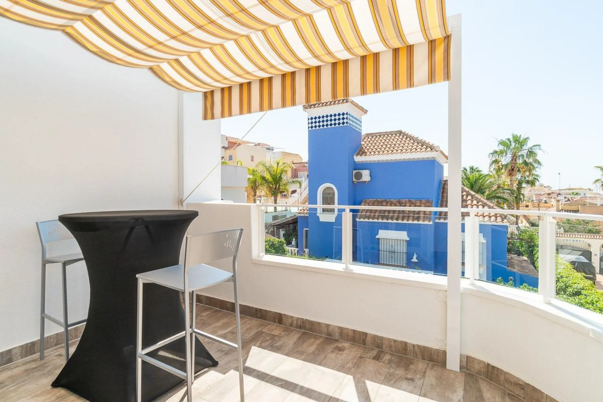 Villa independiente reformada con apartamento independiente y piscina privada en Villamartín