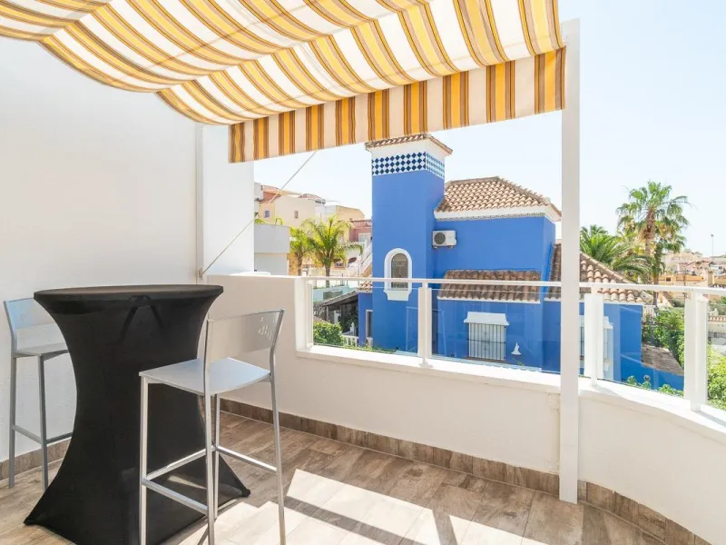 Villa independiente reformada con apartamento independiente y piscina privada en Villamartín