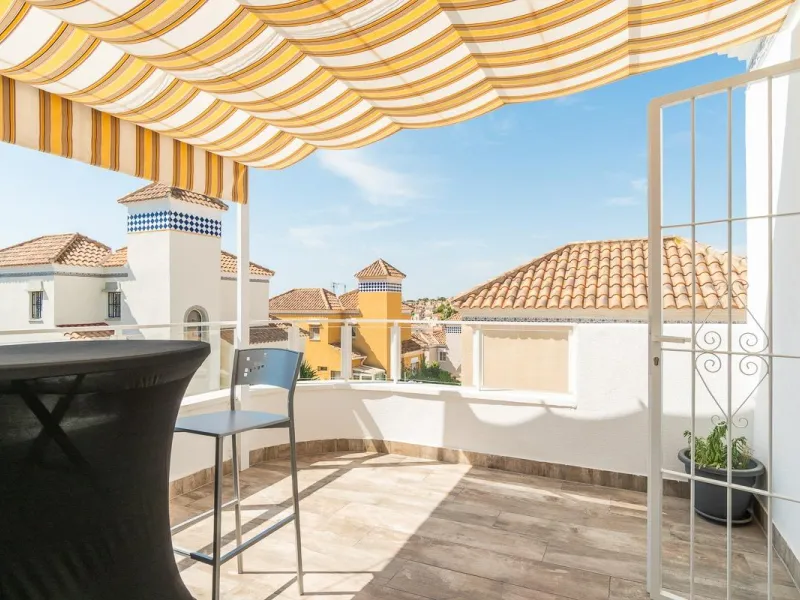 Villa independiente reformada con apartamento independiente y piscina privada en Villamartín