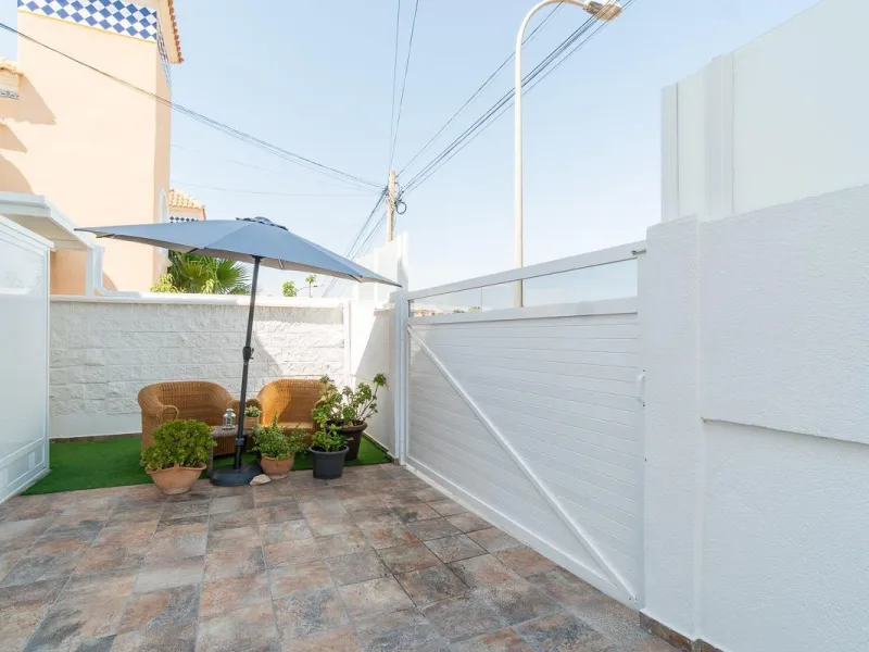 Villa independiente reformada con apartamento independiente y piscina privada en Villamartín