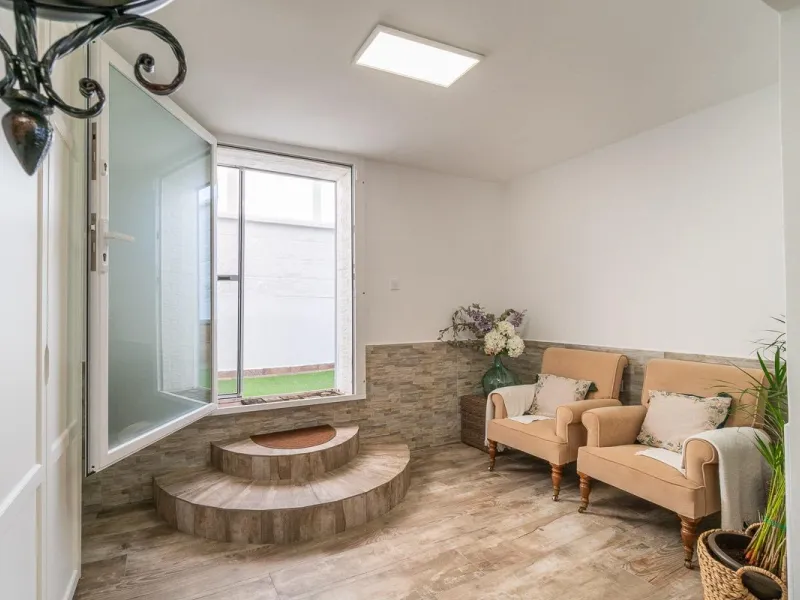 Villa independiente reformada con apartamento independiente y piscina privada en Villamartín