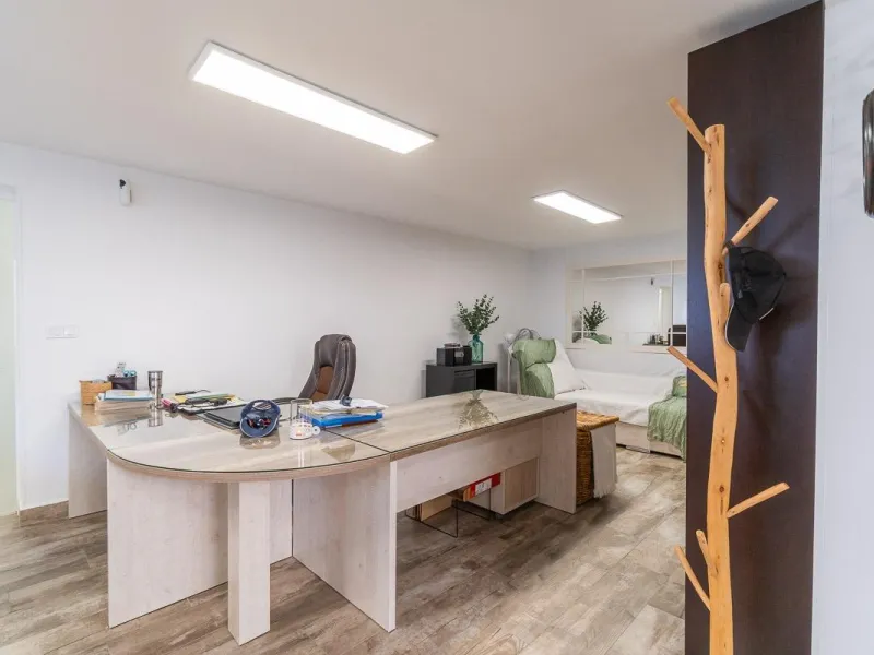 Villa independiente reformada con apartamento independiente y piscina privada en Villamartín
