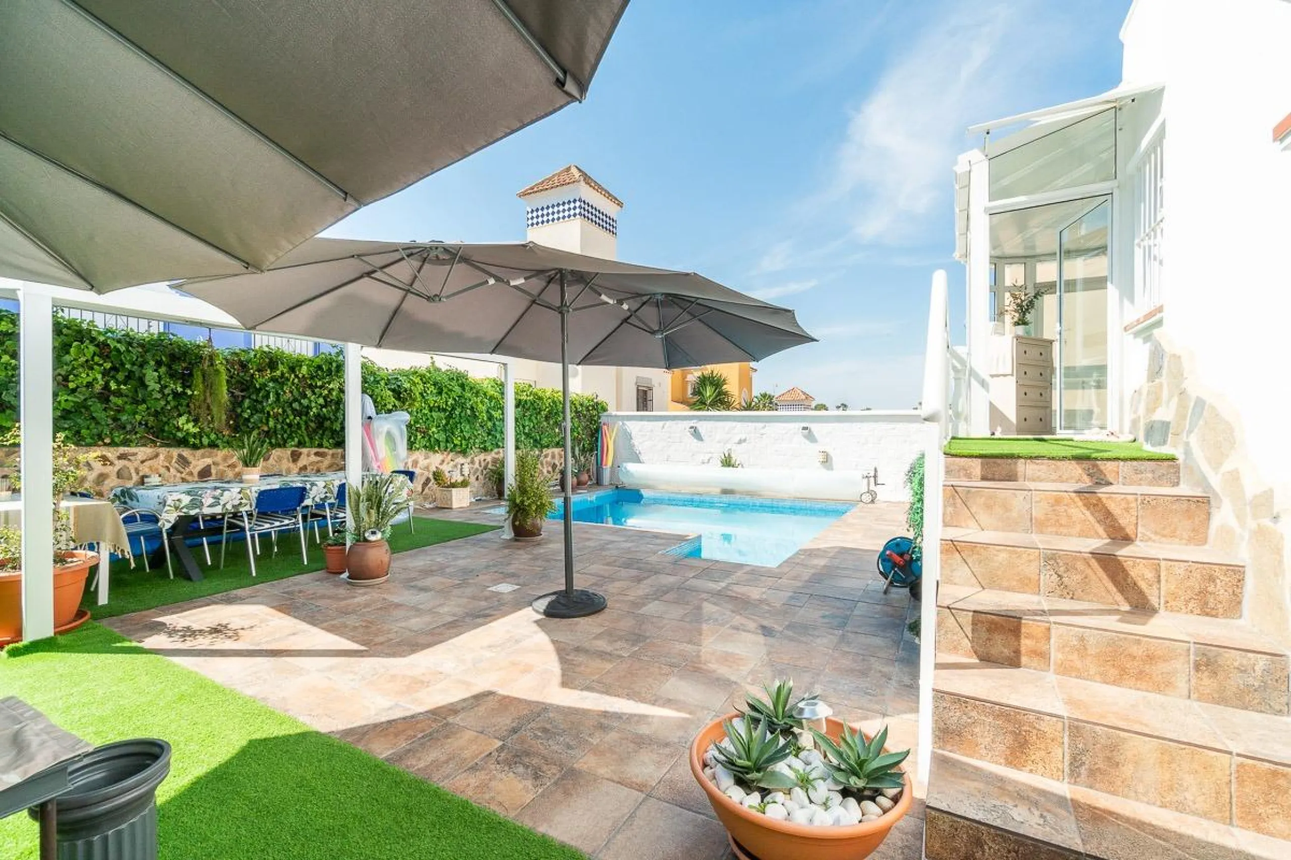 Villa independiente reformada con apartamento independiente y piscina privada en Villamartín