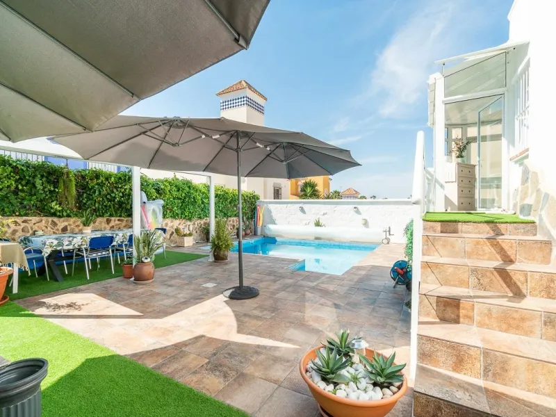 Villa independiente reformada con apartamento independiente y piscina privada en Villamartín