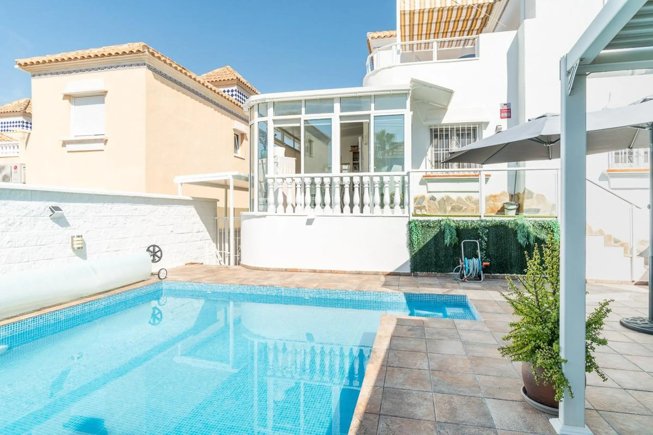 Villa independiente reformada con apartamento independiente y piscina privada en Villamartín