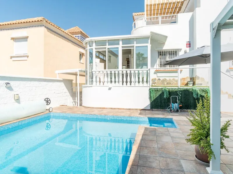 Villa independiente reformada con apartamento independiente y piscina privada en Villamartín