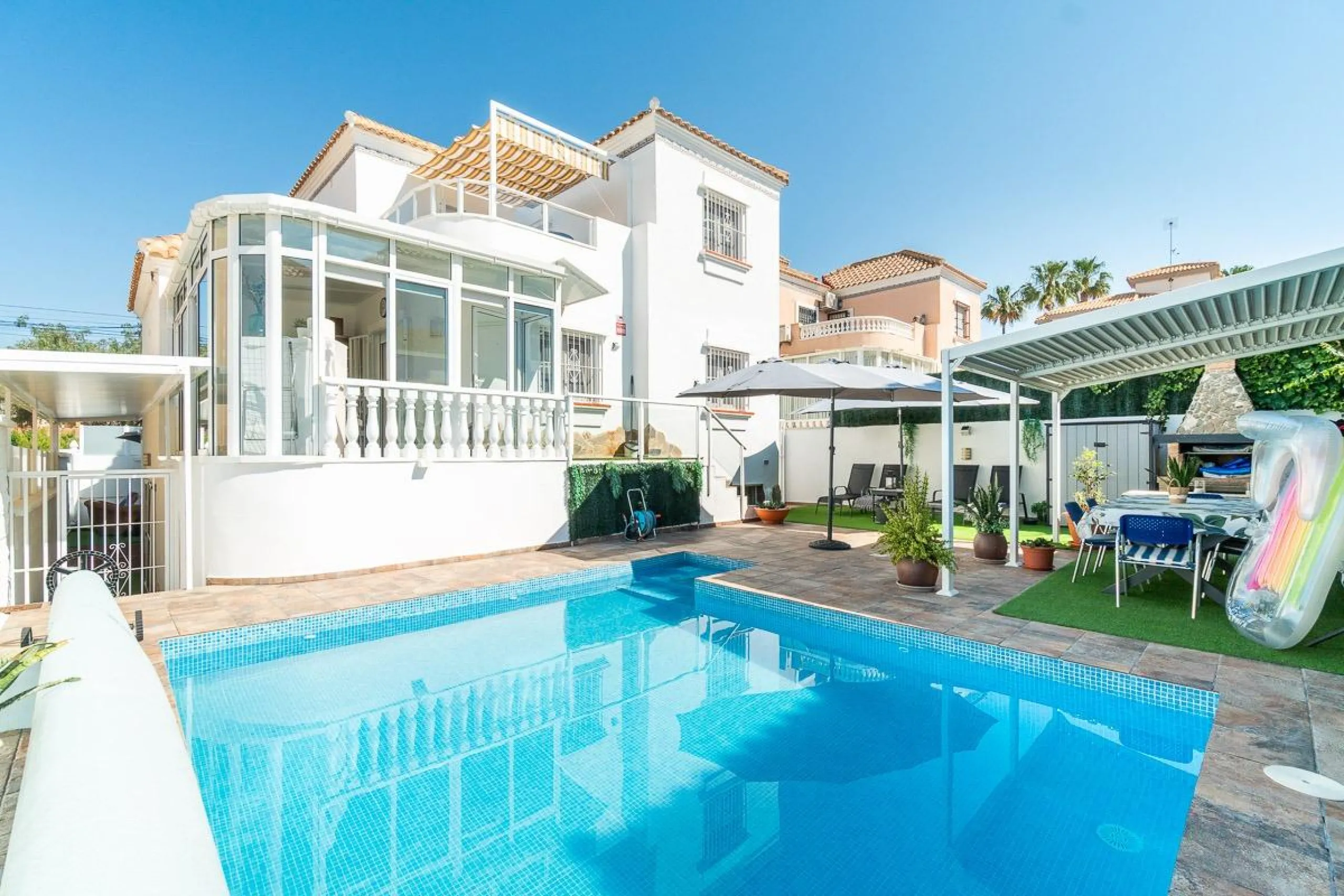 Villa independiente reformada con apartamento independiente y piscina privada en Villamartín