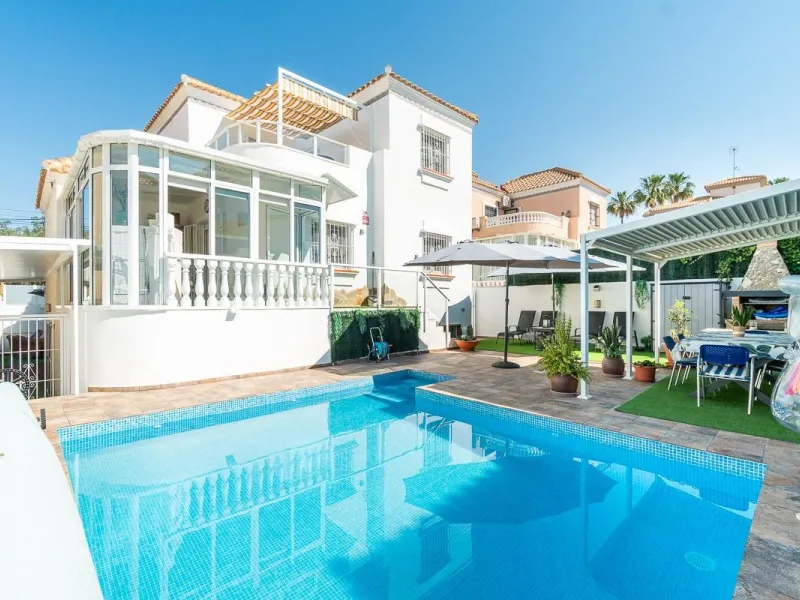Villa independiente reformada con apartamento independiente y piscina privada en Villamartín