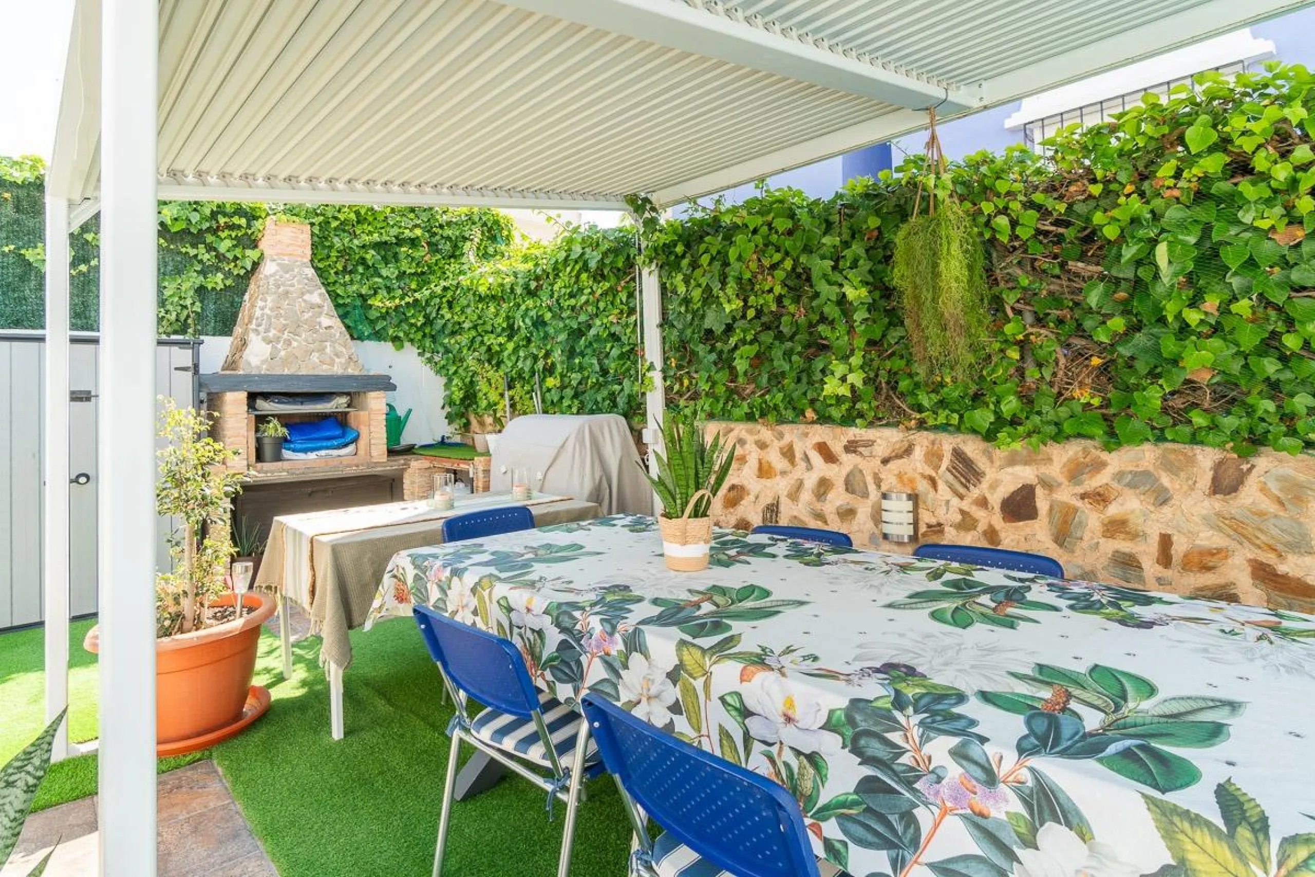 Villa independiente reformada con apartamento independiente y piscina privada en Villamartín