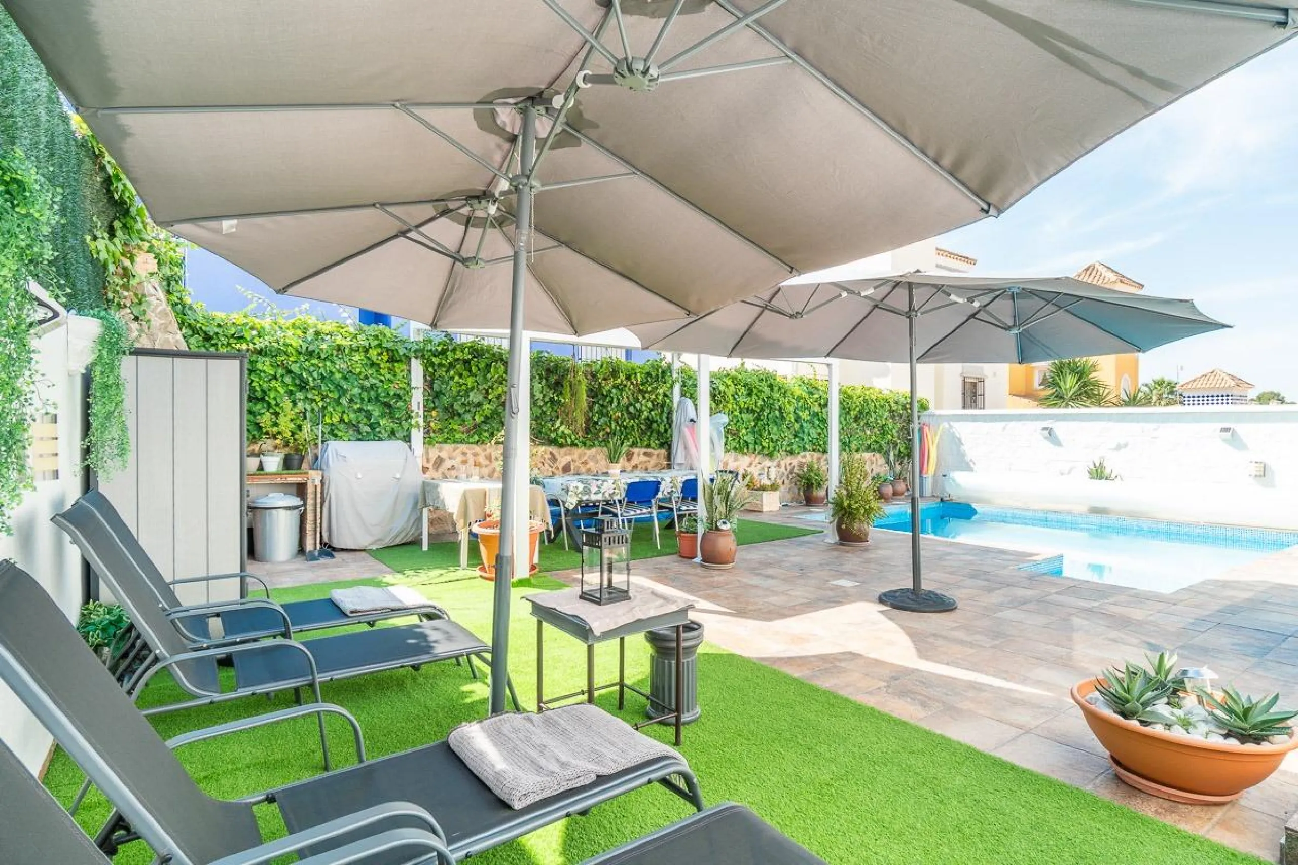 Villa independiente reformada con apartamento independiente y piscina privada en Villamartín