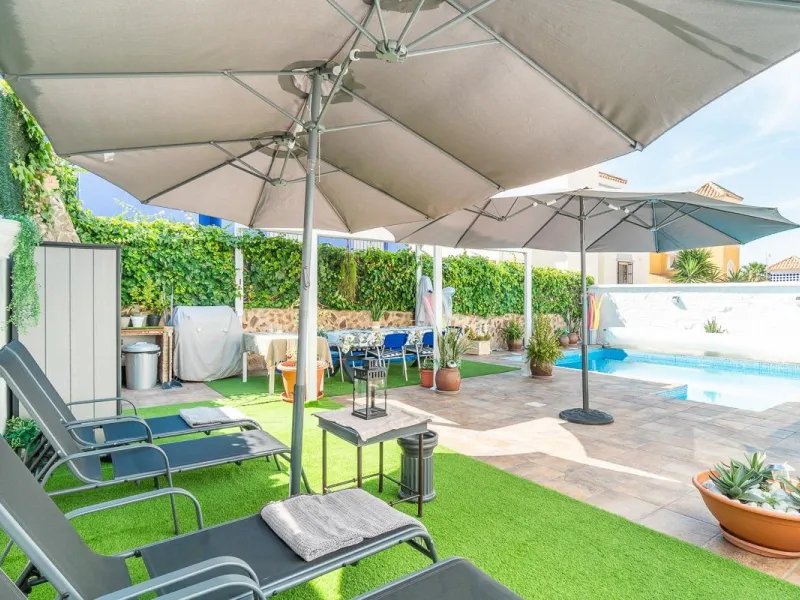 Villa independiente reformada con apartamento independiente y piscina privada en Villamartín