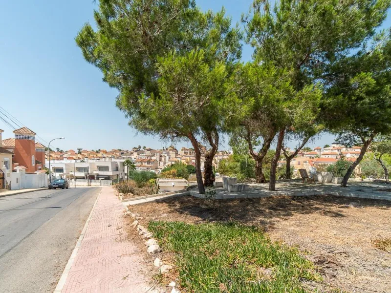 Villa independiente reformada con apartamento independiente y piscina privada en Villamartín